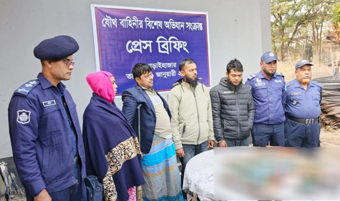 পুলিশের অভিযানে পিস্তল-গুলি ও মাদকসহ চারজন গ্রেপ্তার